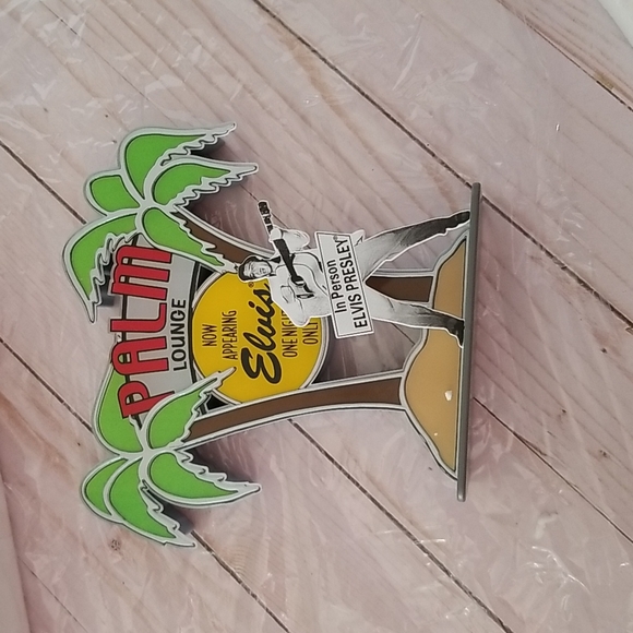 Now showing -Elvis Presley department 56 - Picture 7 of 13